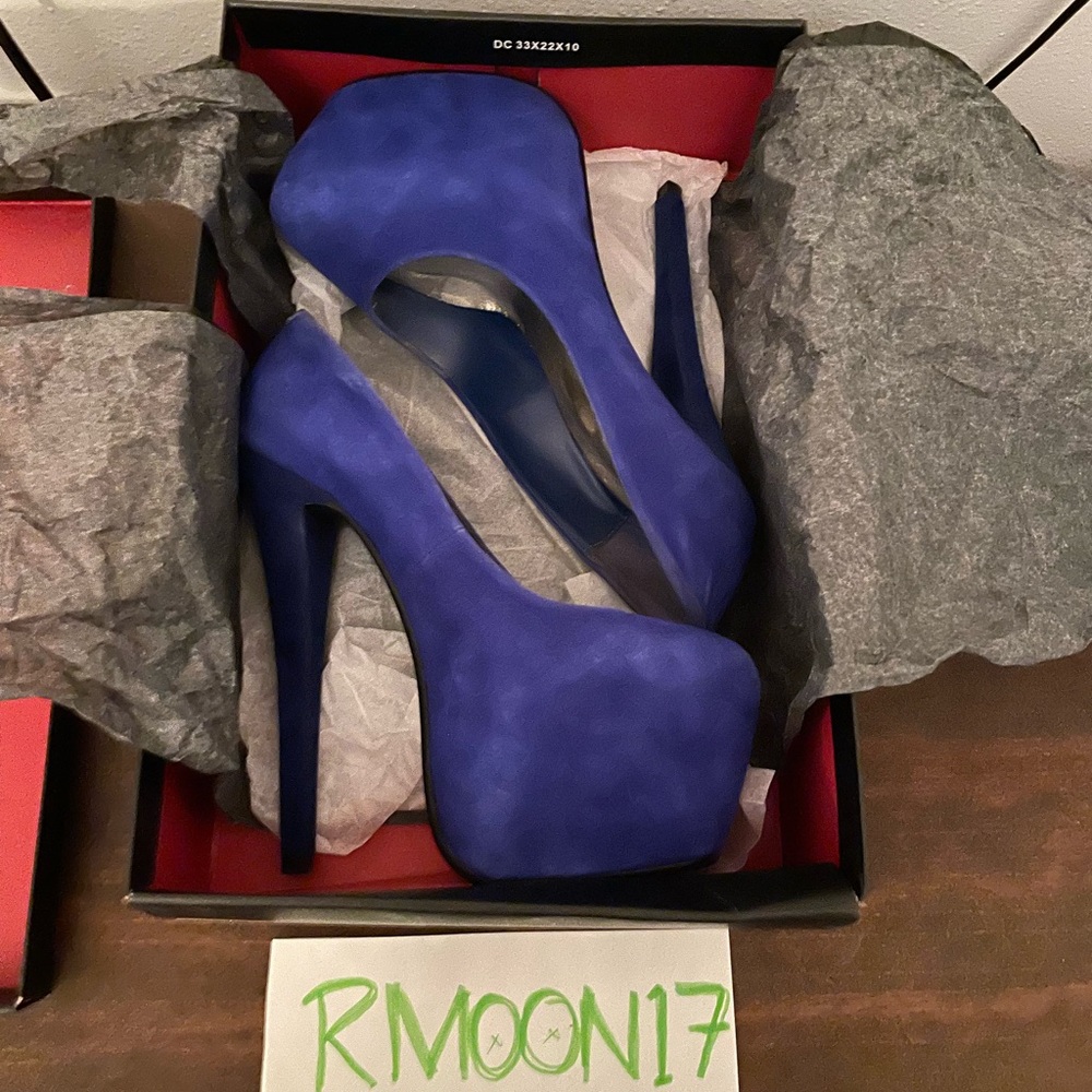 Wild Pair Issa 34 Blue. Size 7.5